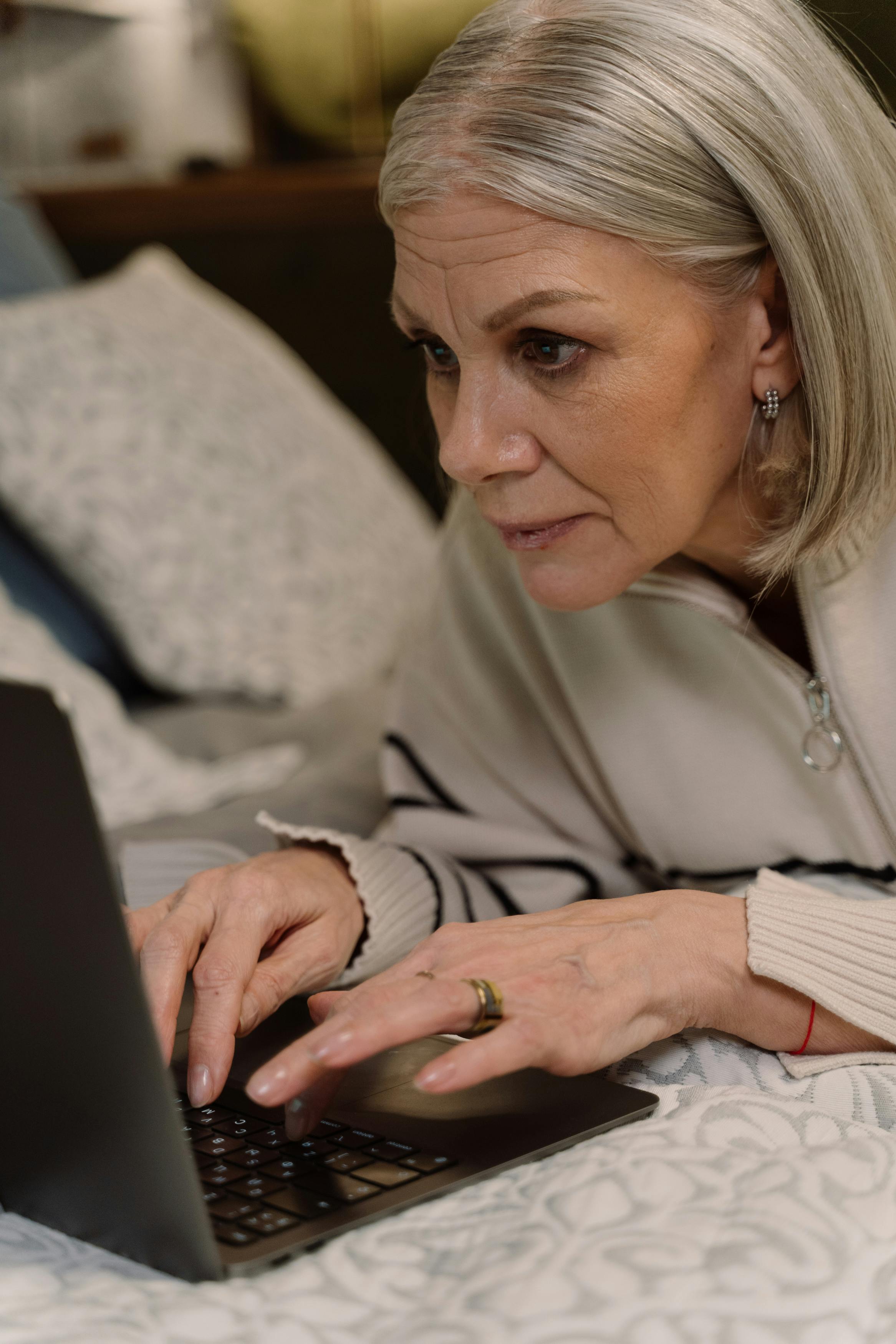 A woman typing on her laptop | Source: Pexels