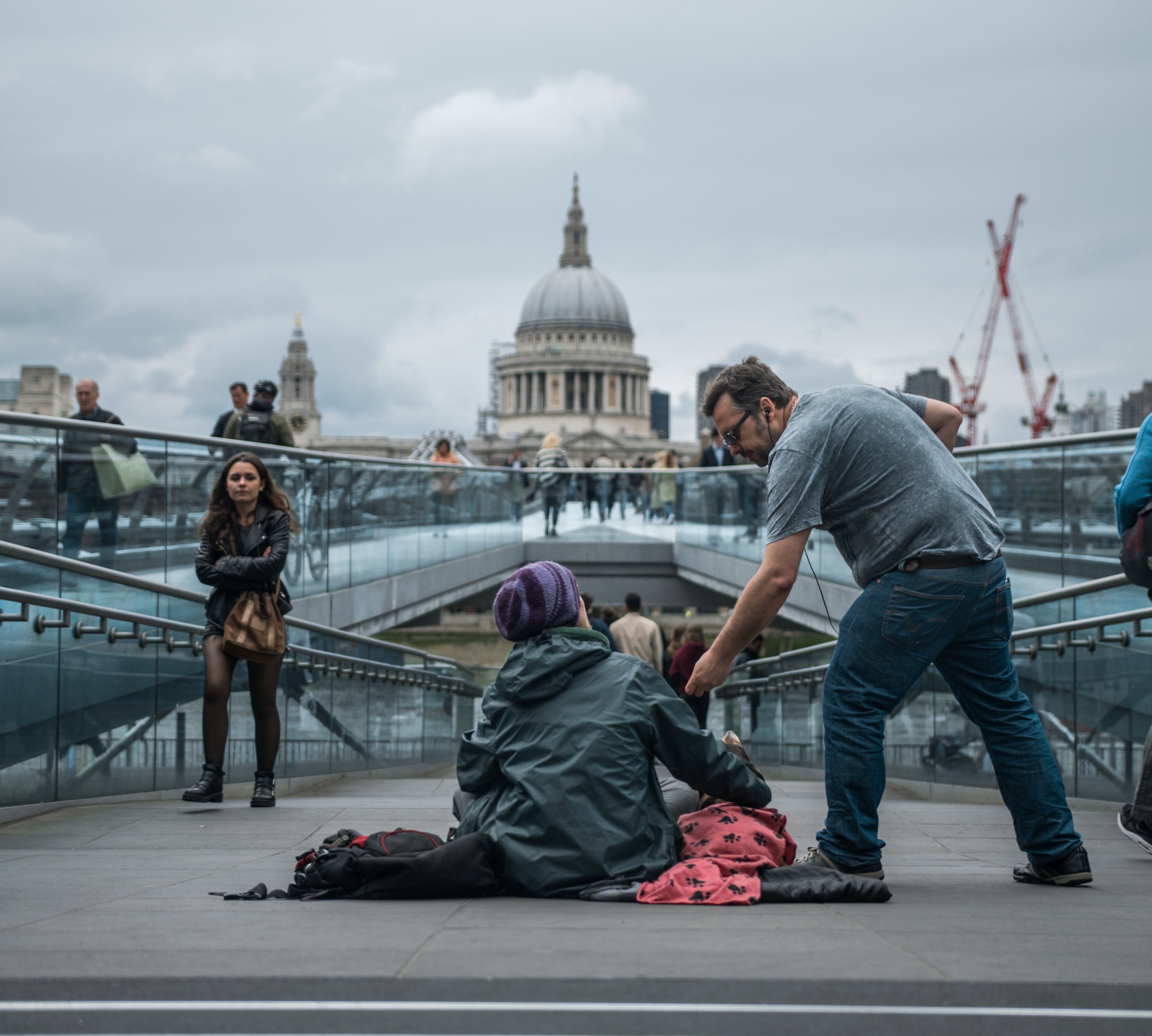 Man helps a homeless person | Photo: Unsplash