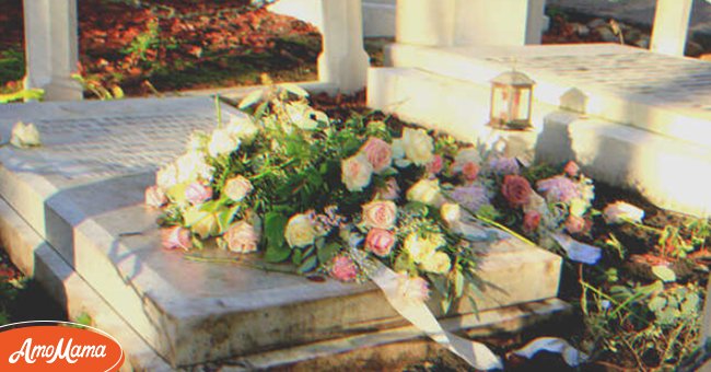 Margaret bemerkte allmählich, dass die Blumen, die sie auf dem Grab ihres Mannes hinterlassen würde, von einem Fremden zur Seite geworfen würden. | Quelle: Shutterstock