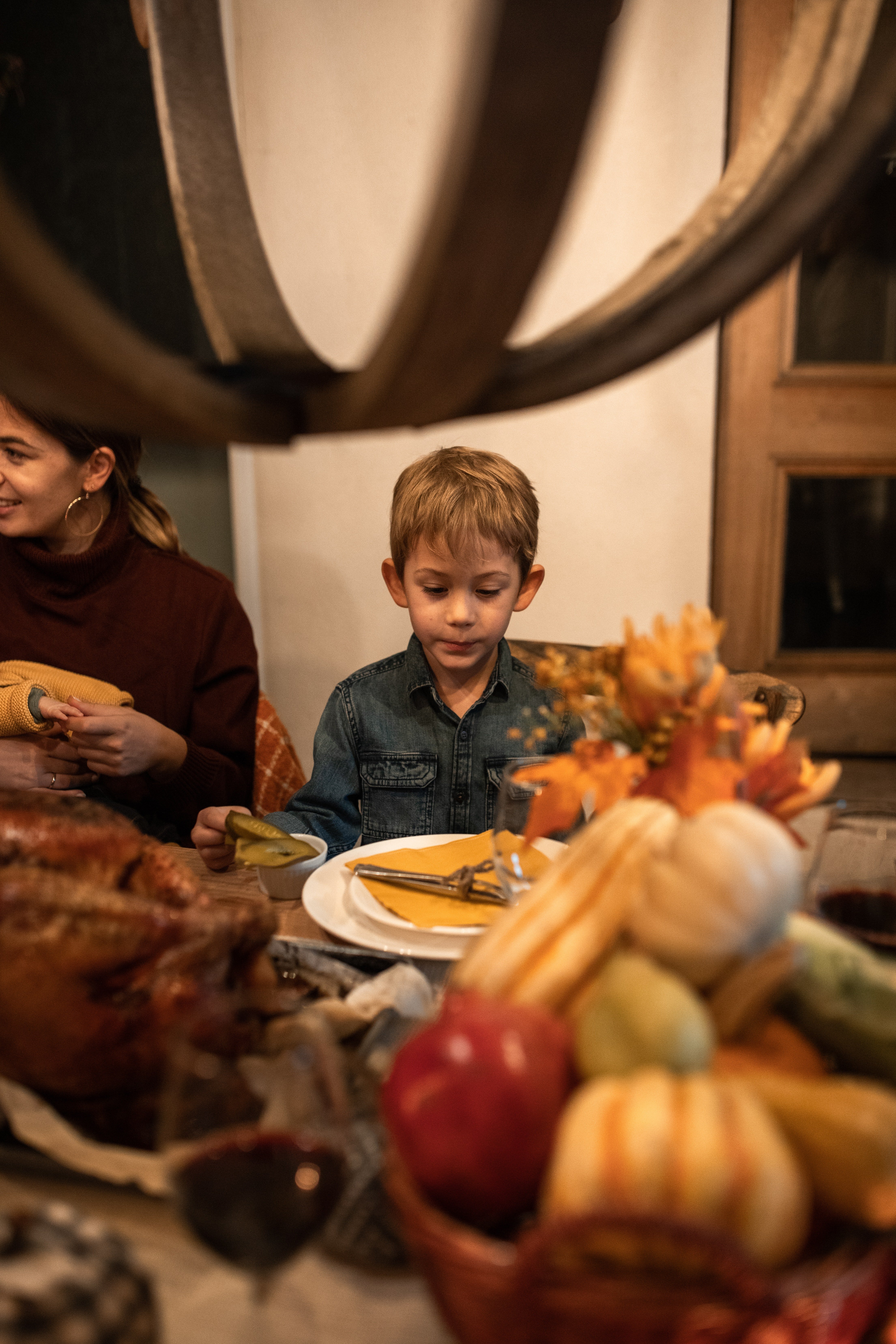 On Friday, we dined with my father, and Mickey asked him interesting questions. | Photo: Pexels