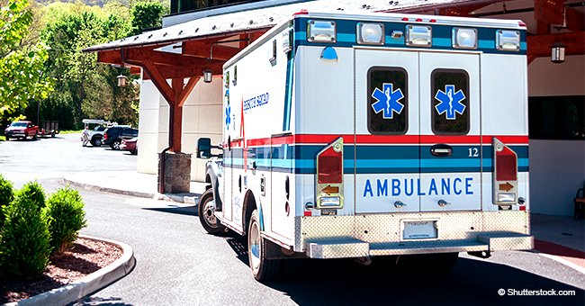 Une ambulance dans un aire de stationnement. | Shutterstock 