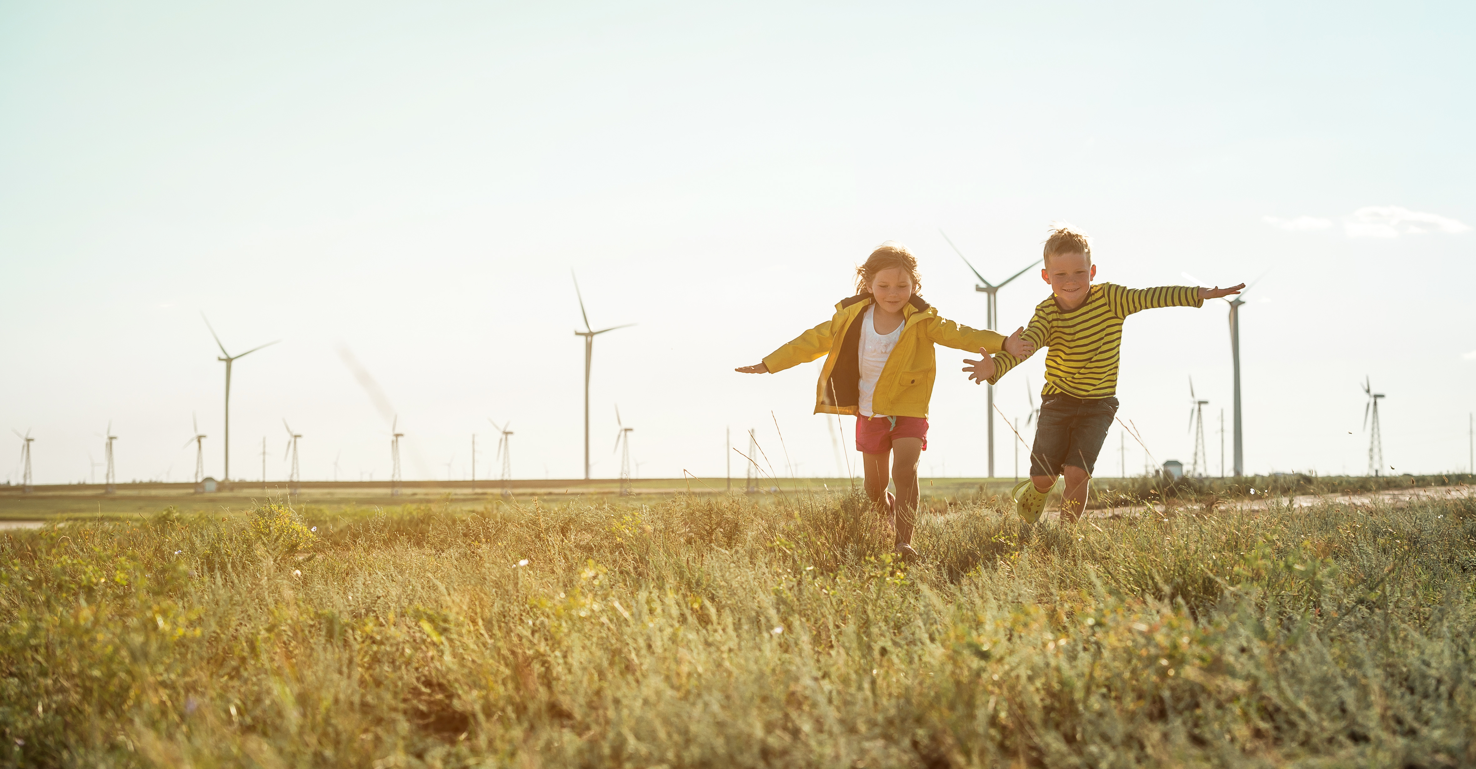 Two kids running in a field | Source: Shutterstock