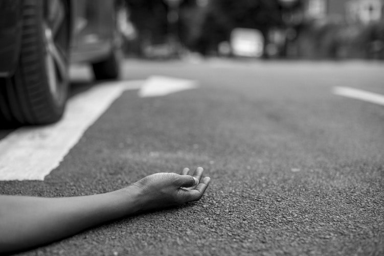 Le bras d'une personne effondré par terre. | Photos : unsplash Le bras d'une personne effondré par terre. | Photos : unsplash