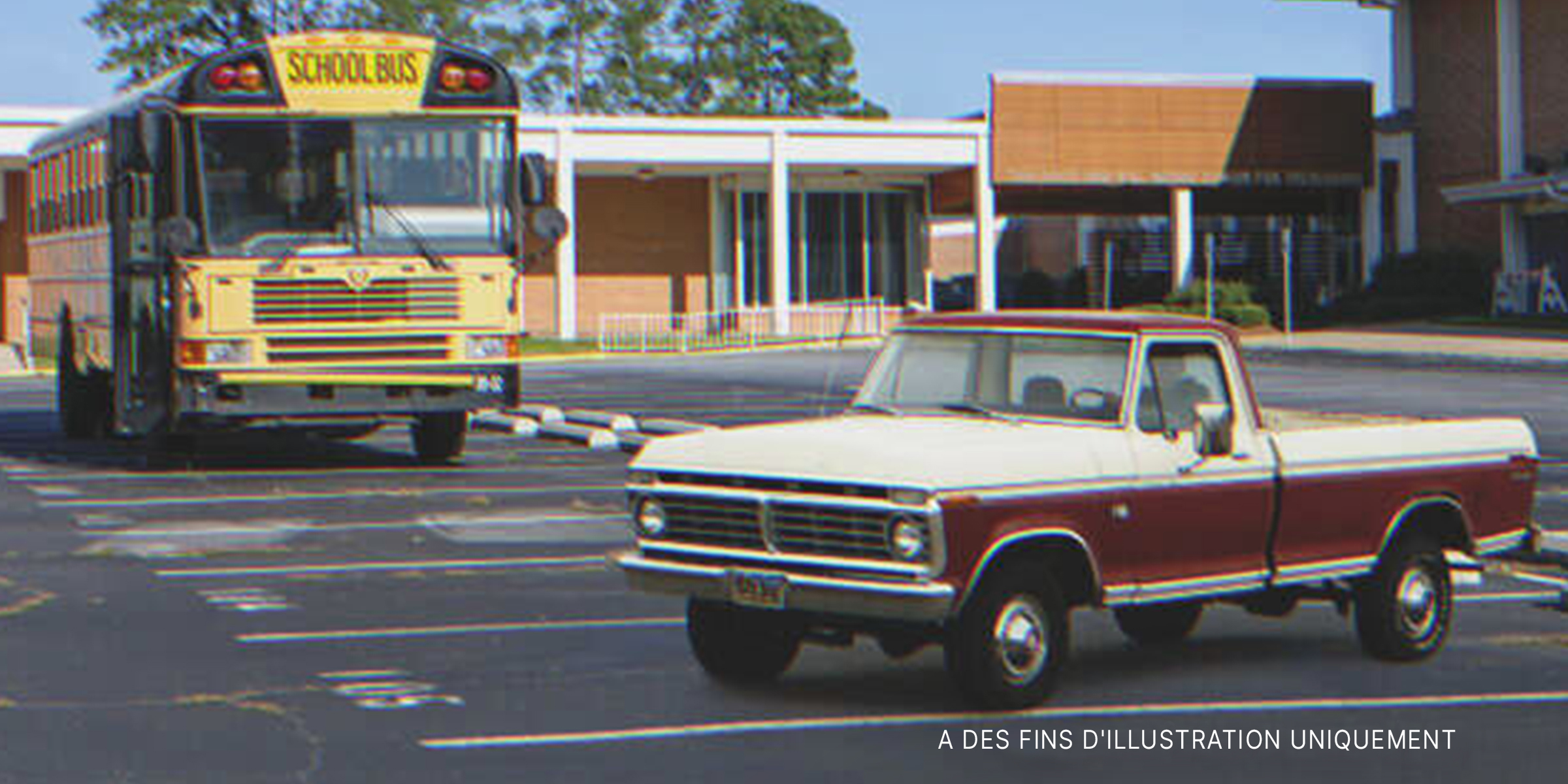 Un vieux pick-up sur le parking de l'école | Source : Flickr / Alabama Extension (Public Domain) Flickr / Crown Star Images (CC BY 2.0)