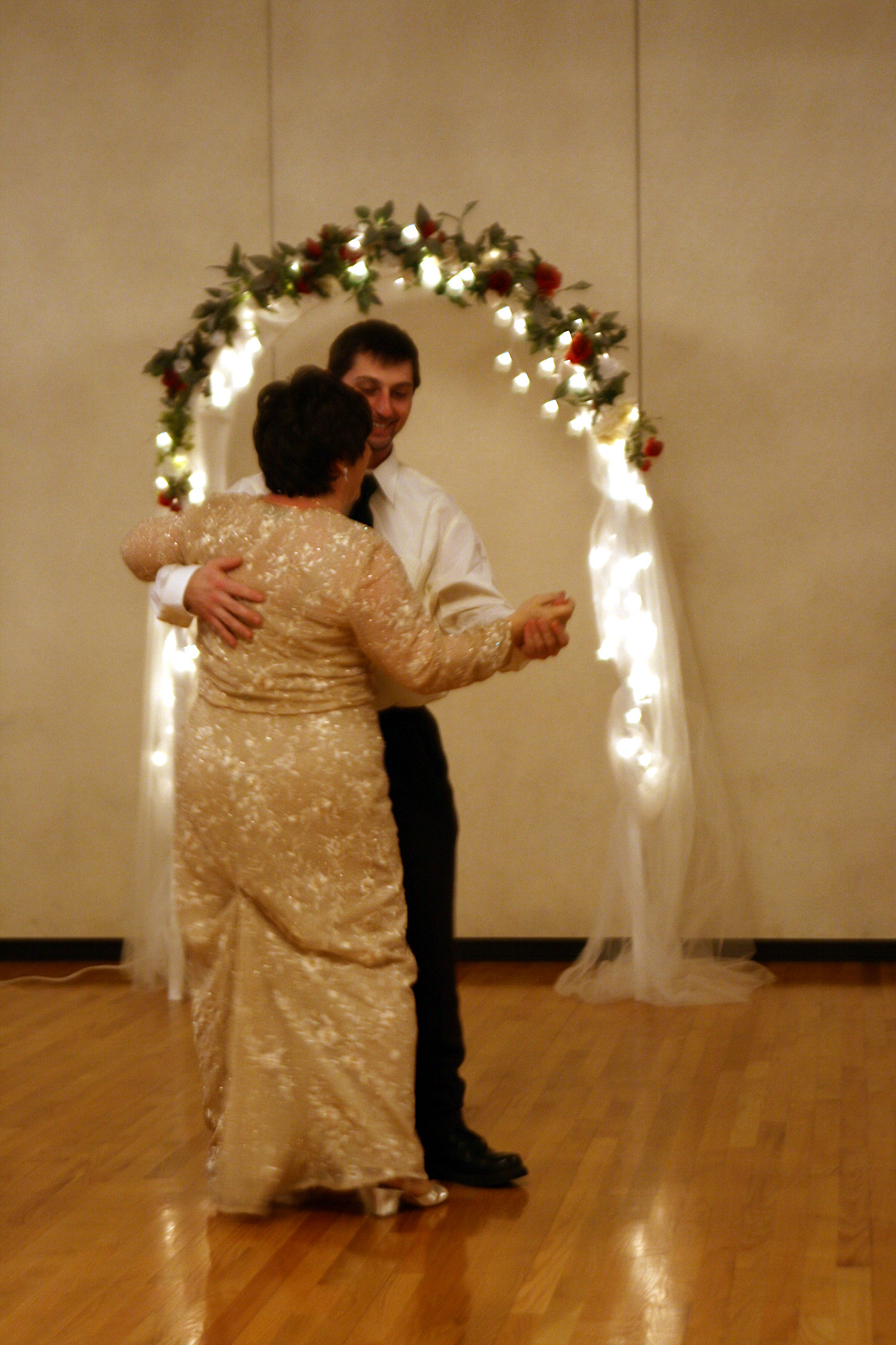 A son sharing a dance with his mother at his wedding | Source: Flickr