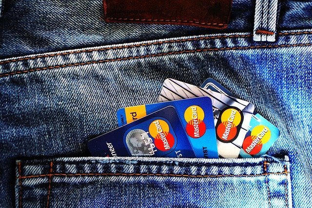 Bank cards in a pocket | Source: Pixabay