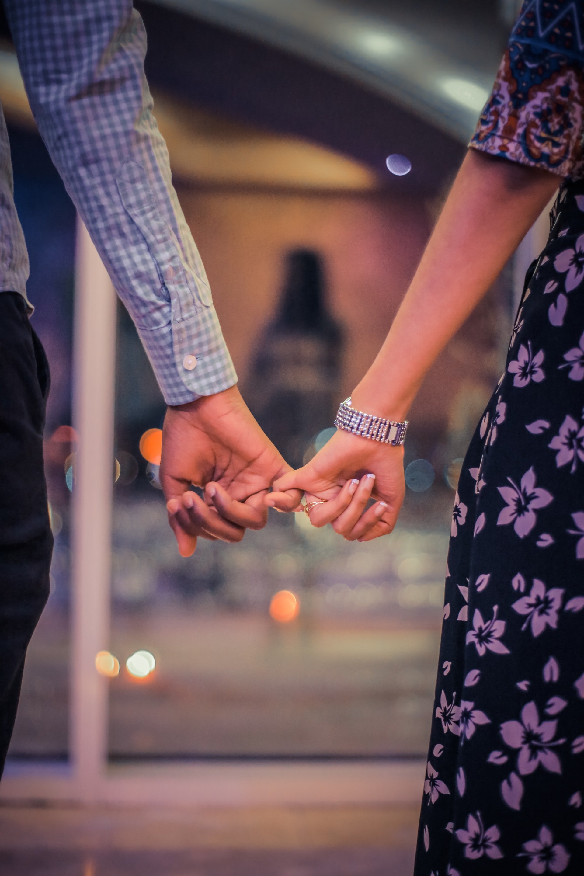 Couple holding hands | Source: Unsplash