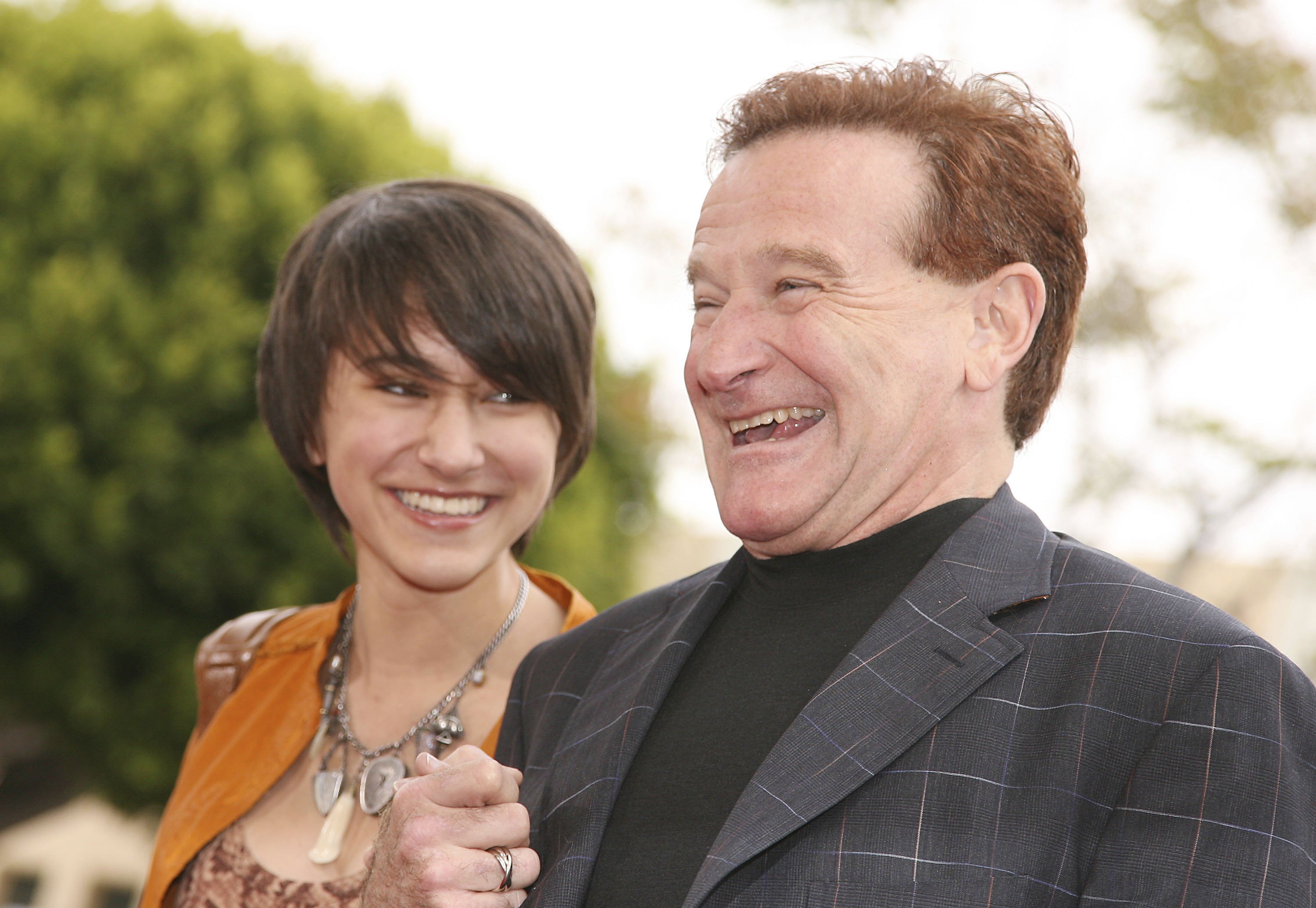 Robin Williams (R) and daughter Zalda pose at the premiere of Columbia Picture's "RV" at the Village Theater on April 23, 2006 in Los Angeles, California | Source: Getty Images