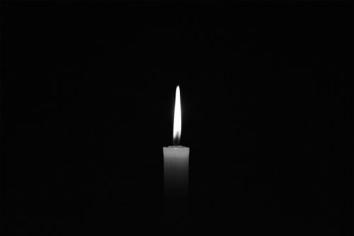 Eine Kerze im Gedenken | Quelle: Shutterstock