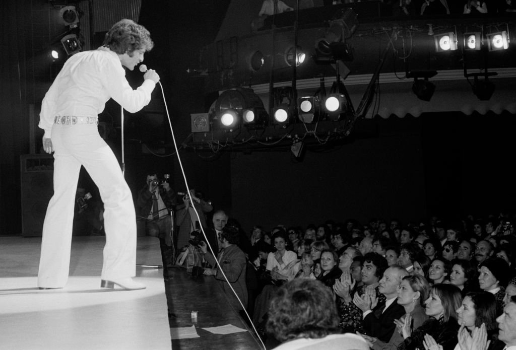 Joe Dassin sur la scène | Photo : Getty Images