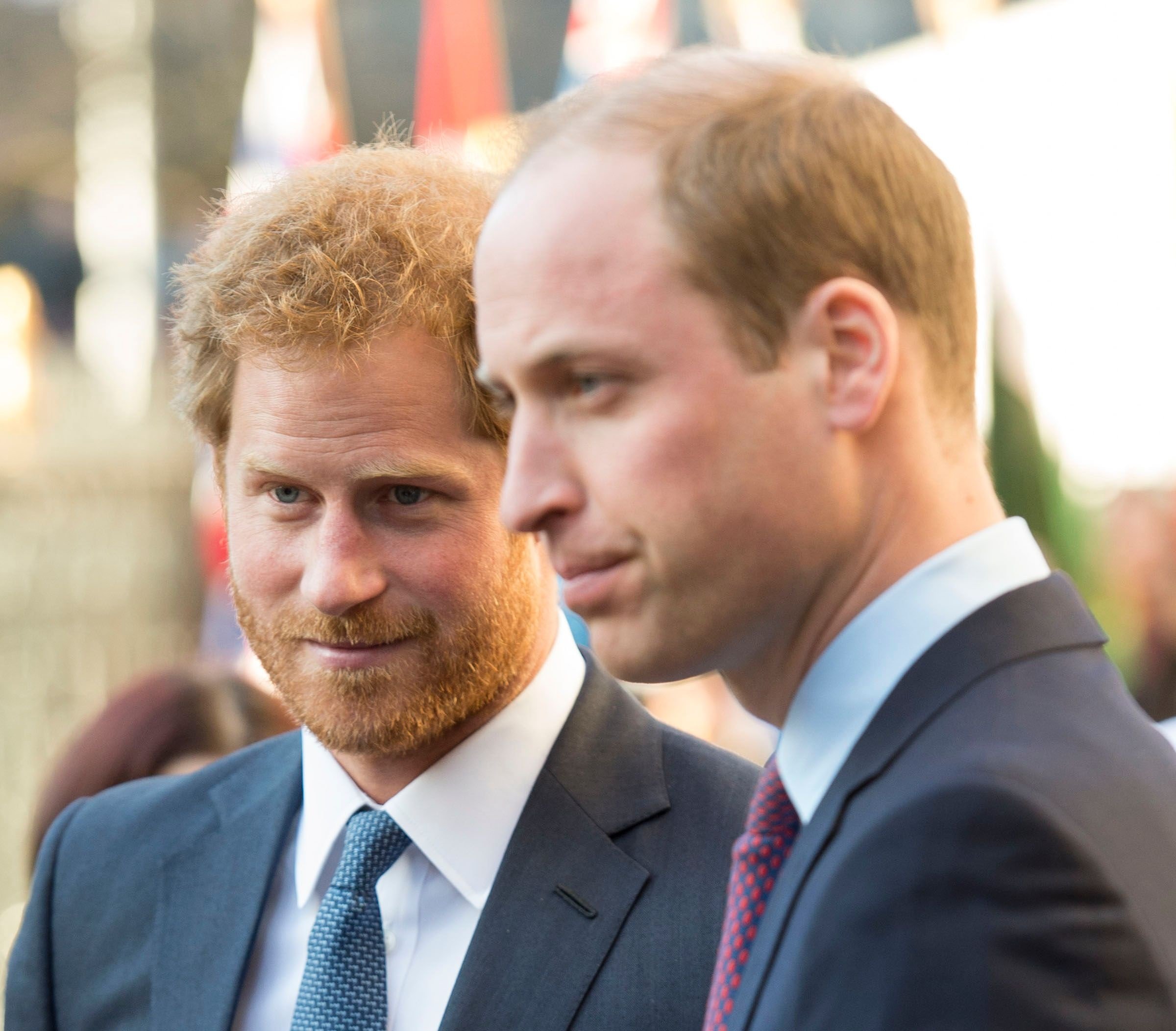 El príncipe William y el príncipe Harry en el Servicio del Día de Observancia de la Commonwealth, el 14 de marzo de 2016 en Londres, Reino Unido. | Foto: Getty Images