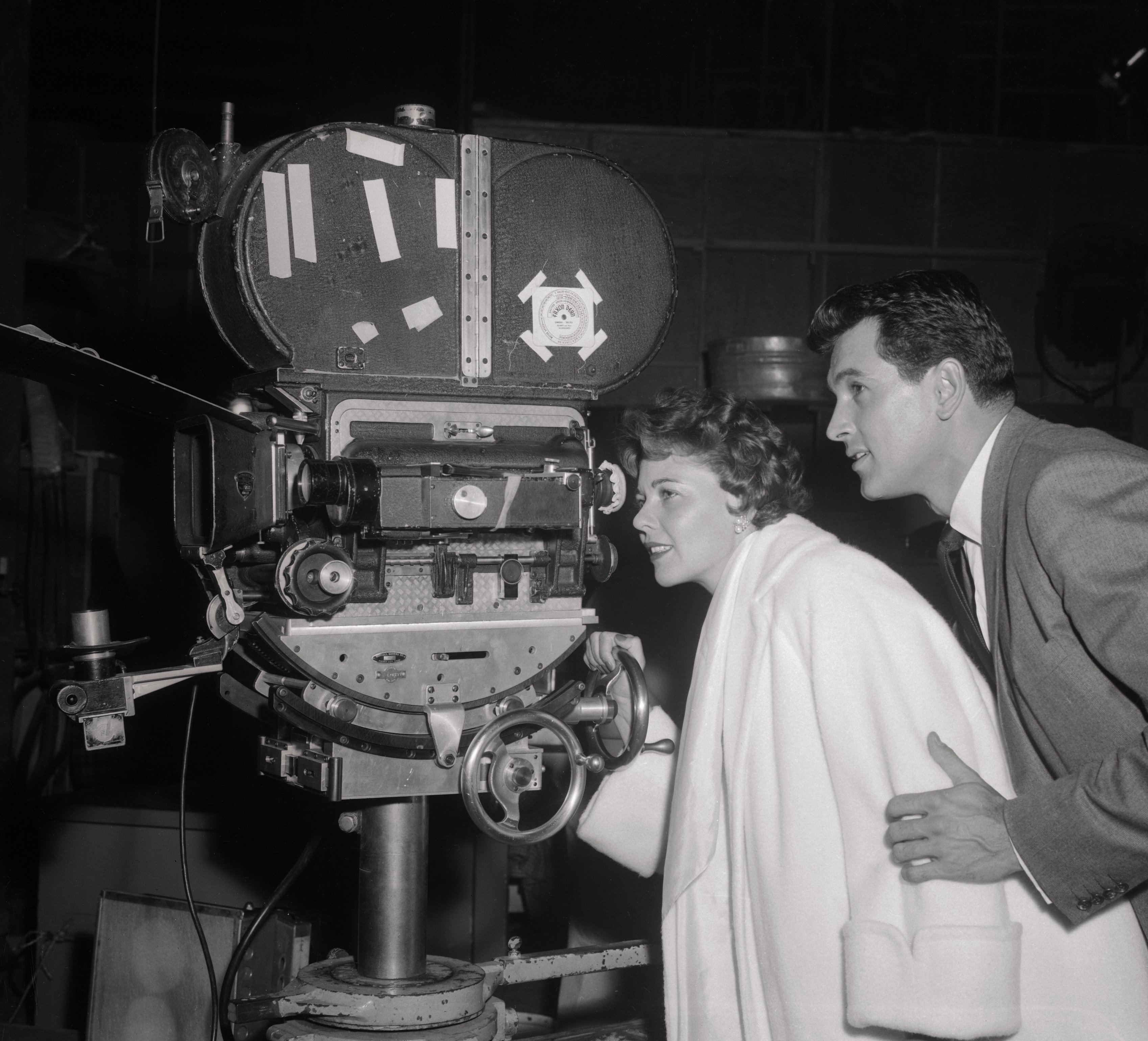 Rock Hudson and Phyllis Gates taking a look at the movie camera on the set of "Written on the Wind" | Source: Getty Images