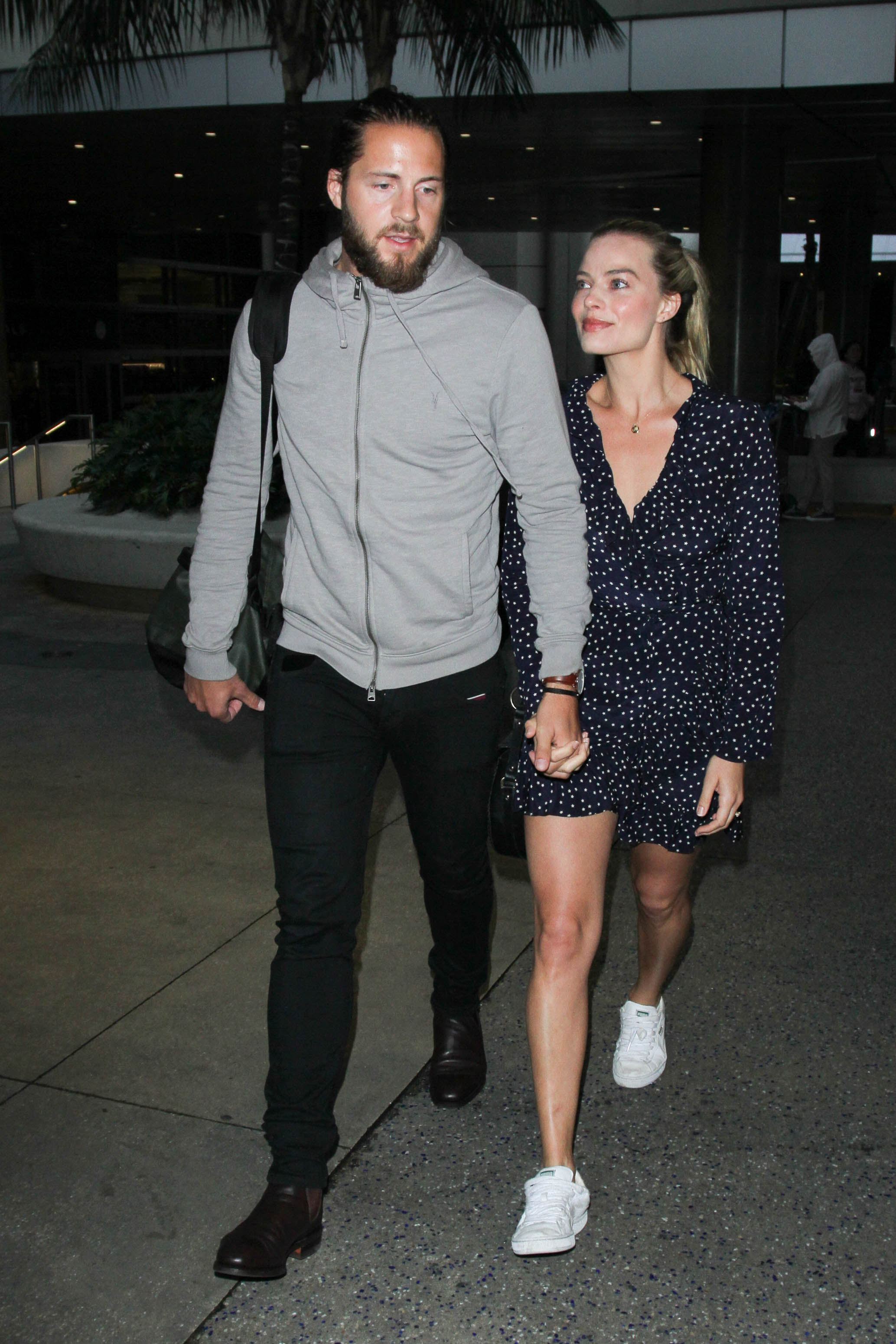 Margot Robbie and Tom Ackerley are seen at LAX in Los Angeles, California, on January 2, 2017 | Source: Getty Images