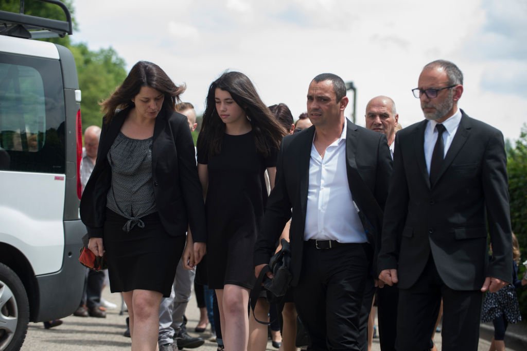 Les parents de Maelys De Araujo, Jennifer (L) et Joachim (2ndR), avec leur fille Colleen (2ndL), arrivent pour les funérailles de Maelys qui a été enlevée lors d'un mariage et assassinée l'année dernière, le 2 juin 2018. | Photo : Getty Images