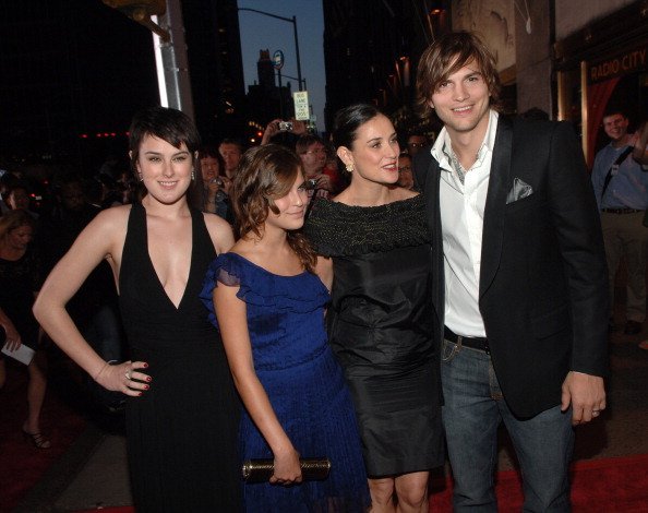 Demi Moore  with daughters Rumer Willis and Tallulah Belle Willis, and Ashton Kutcher at an event | Photo: Getty Images