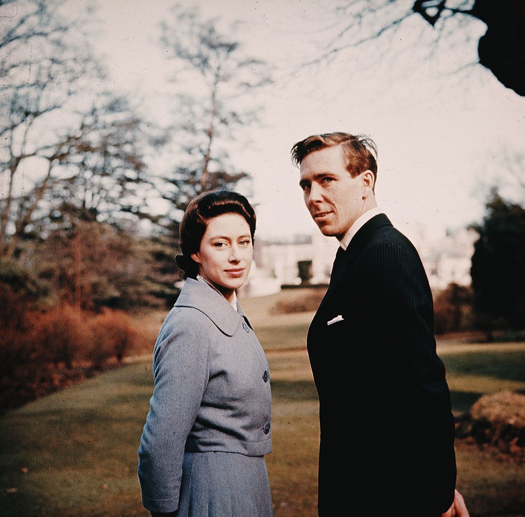 La princesse Margaret (1930-2002) et Antony Armstrong-Jones dans le parc du Royal Lodge après avoir annoncé leur engagement. | Photo : Getty Images