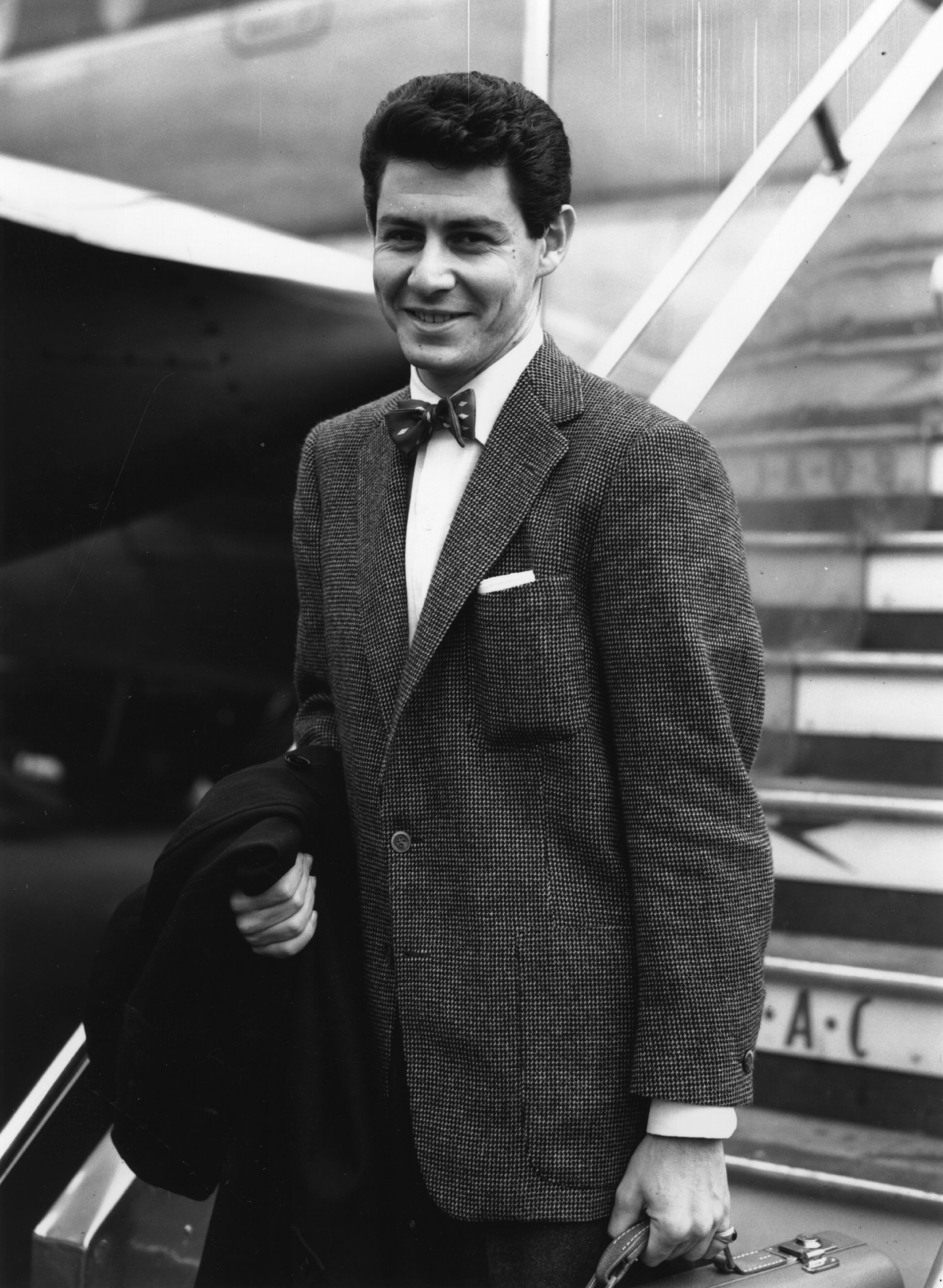 American singer and 'bobby sox idol' Eddie Fisher at London Airport. | Getty Images