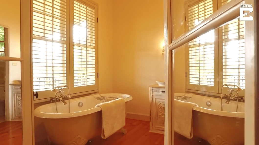 The bathroom of Olivia Newton-John's Farm's Guesthouse. | Photo: YouTube/Caters Clips