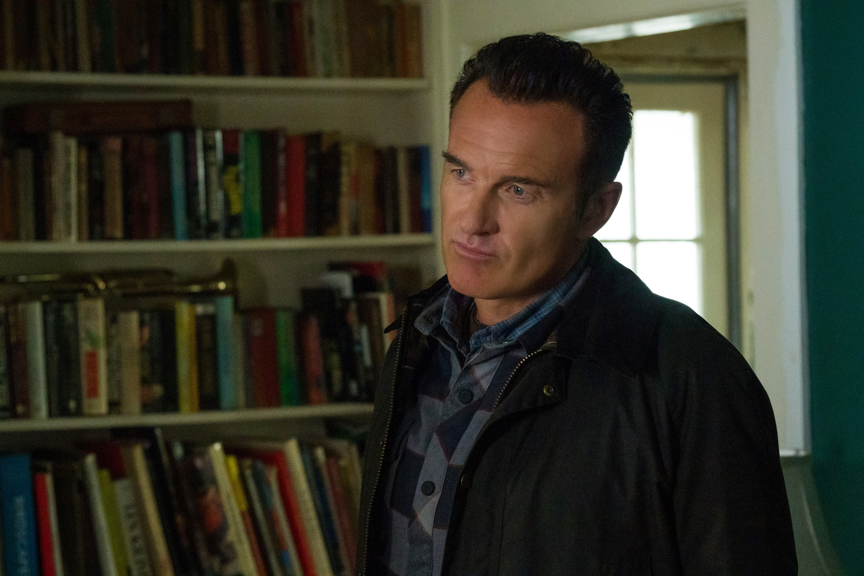 Julian McMahon on the set of "FBI: Most Wanted," 2022 | Source: Getty Images