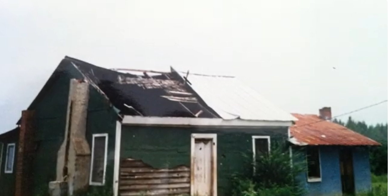 The run-down house where the actress spent part of her childhood,  from a video dated September 18, 2019. | Source: YouTube/People