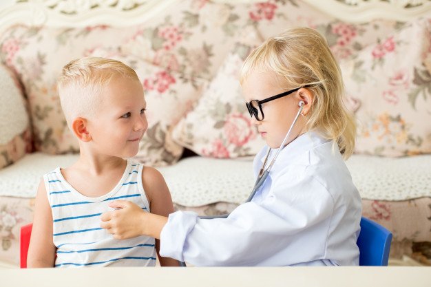 Niños jugando al doctor. |Imagen: Freepik Niños jugando al doctor. |Imagen: Freepik