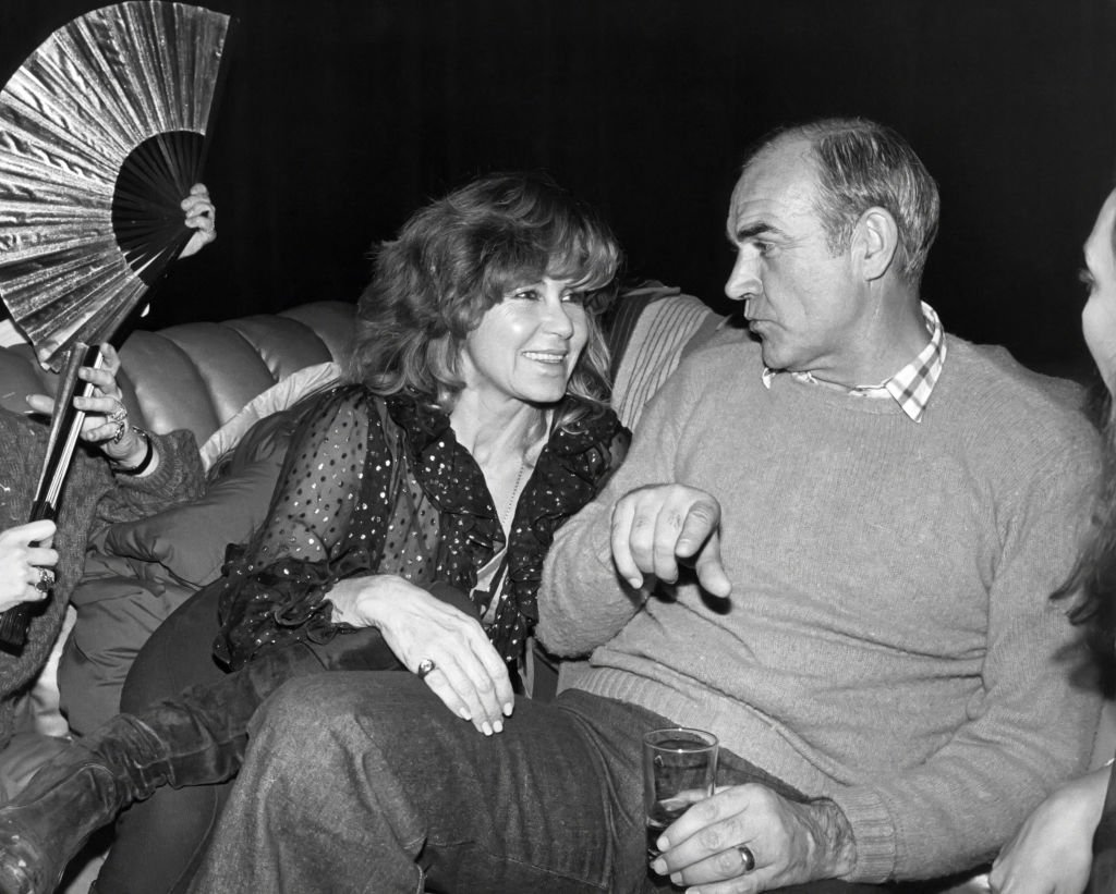 Sean Connery und Frau Micheline in Studio 54 um 1979 in New York City | Foto: Getty Images