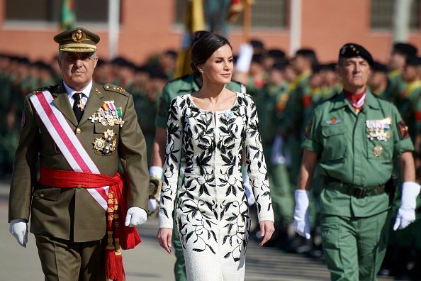 La reina Letizia asiste a la ceremonia de entrega de la Bandera Nacional a los paracaidistas del Regimiento de Caballería de Infantería 'Nápoles' Número 4 el 23 de febrero de 2019 en Paracuellos de Jarama, España. Fuente: Getty Images La reina Letizia asiste a la ceremonia de entrega de la Bandera Nacional a los paracaidistas del Regimiento de Caballería de Infantería 'Nápoles' Número 4 el 23 de febrero de 2019 en Paracuellos de Jarama, España. Fuente: Getty Images