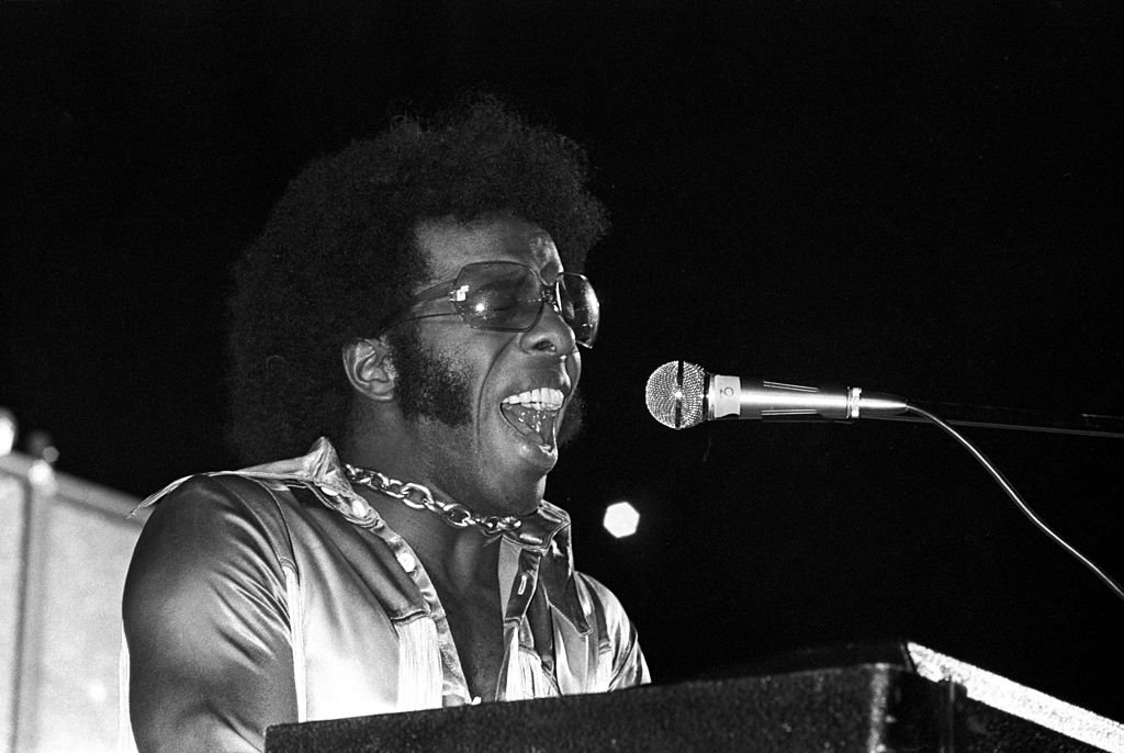 Sly Stone performs at Harvard Stadium, Brighton, Boston, Massachusetts, 1972. | Photo: Getty Images