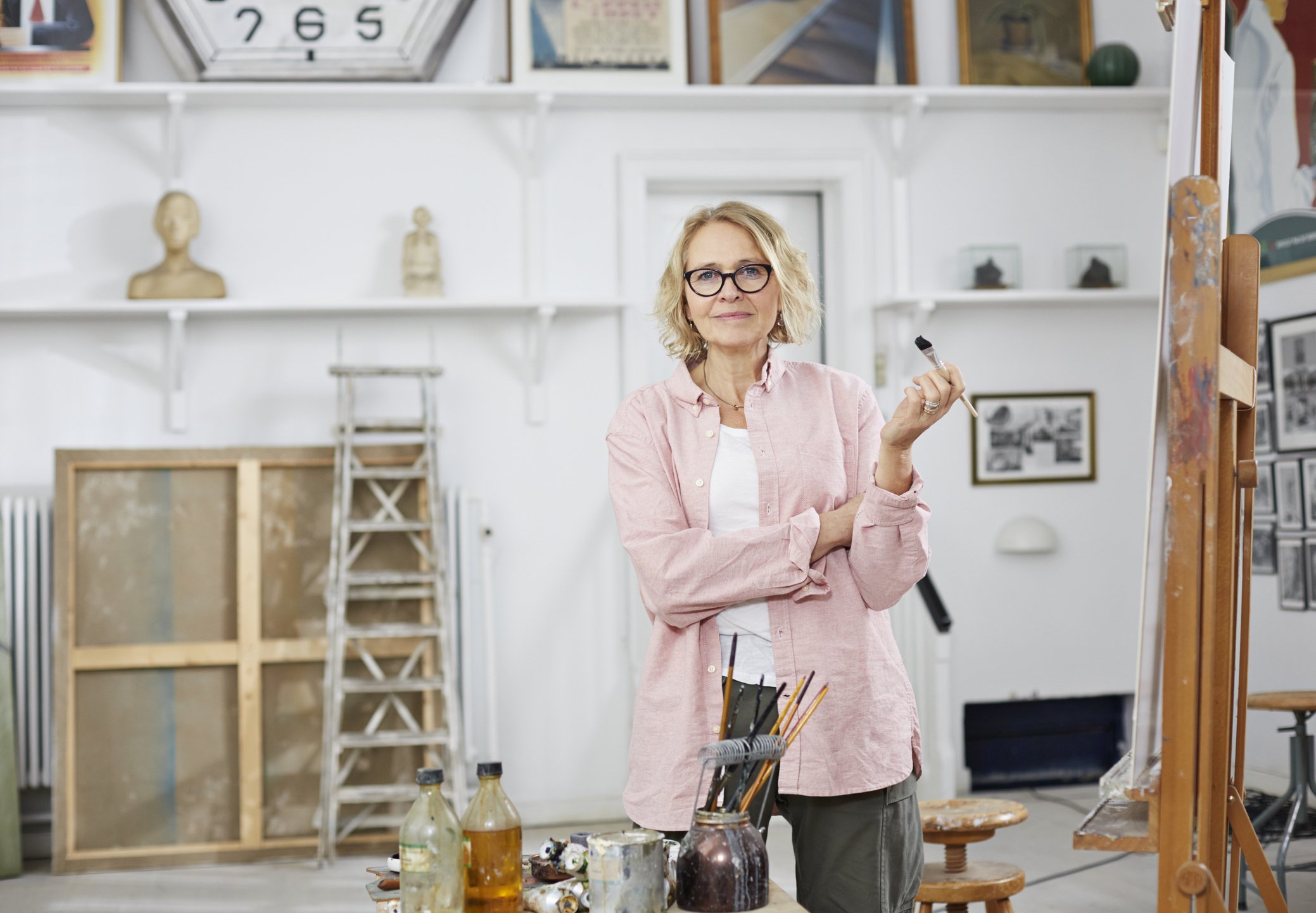 Une femme souriante dans un atelier | source : Getty Images