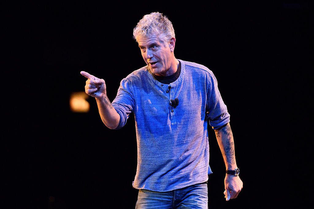 Late Anthony Bourdain speaks on stage during the Close to the Bone Tour at Auditorium Theatre on July 30, 2015 in Chicago, Illinois. | Photo: Getty Images