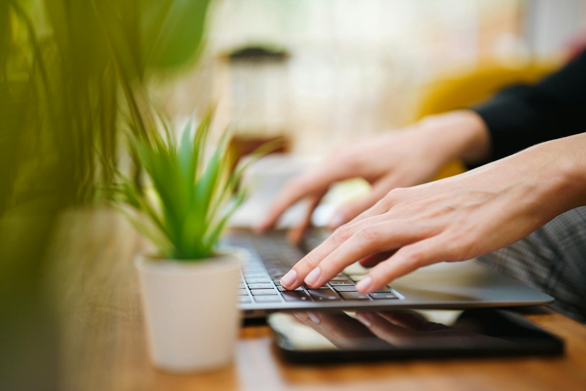 A woman working on her laptop | Source: Pexels