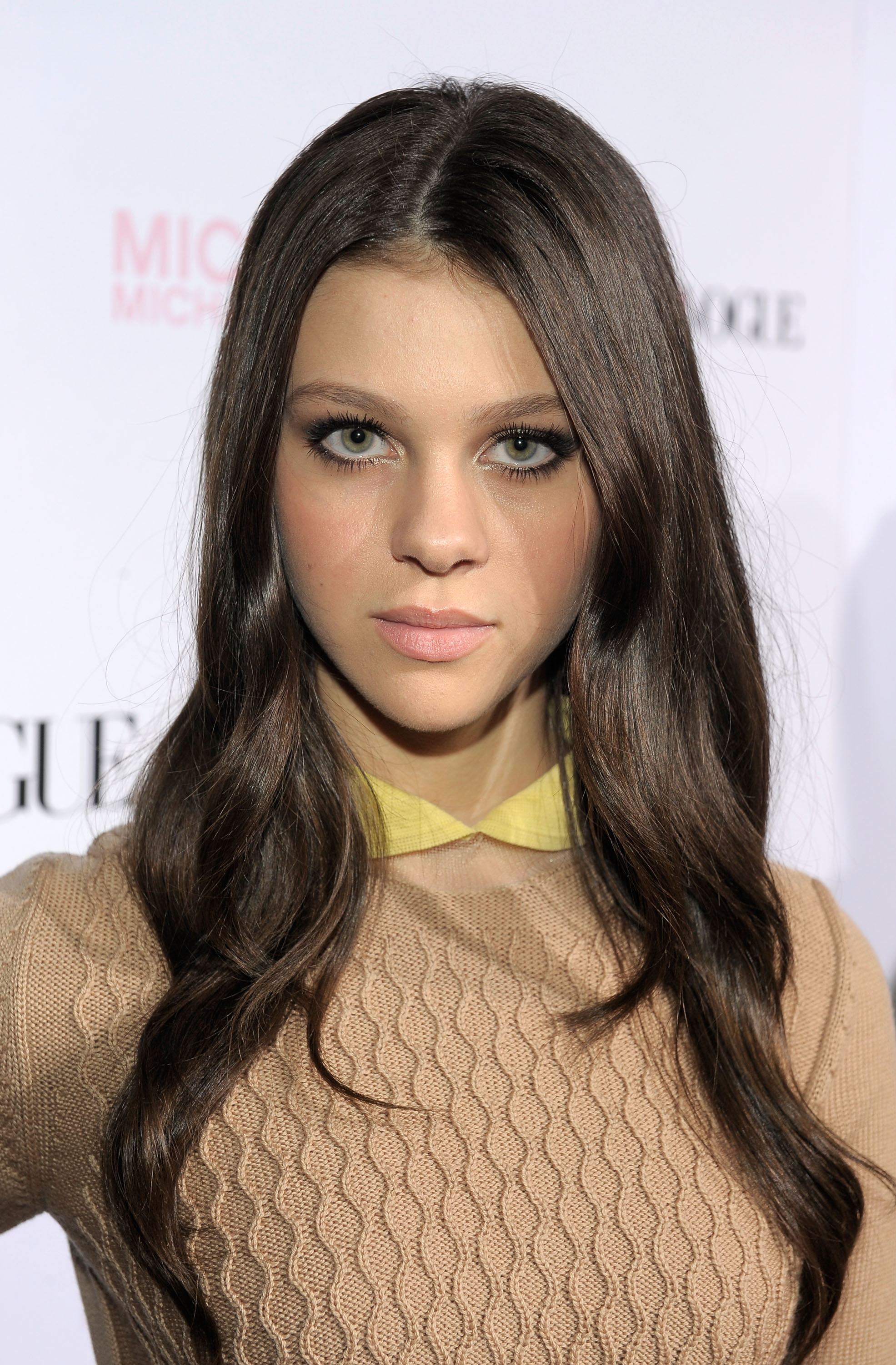 Nicola radiated girl-next-door charm at the 8th Annual Teen Vogue Young Hollywood Party, arriving fresh-faced in a cosy cable-knit and collared neckline. With her soft brunette waves and quiet confidence, she lit up Paramount Studios in Los Angeles on 1 October 2010.