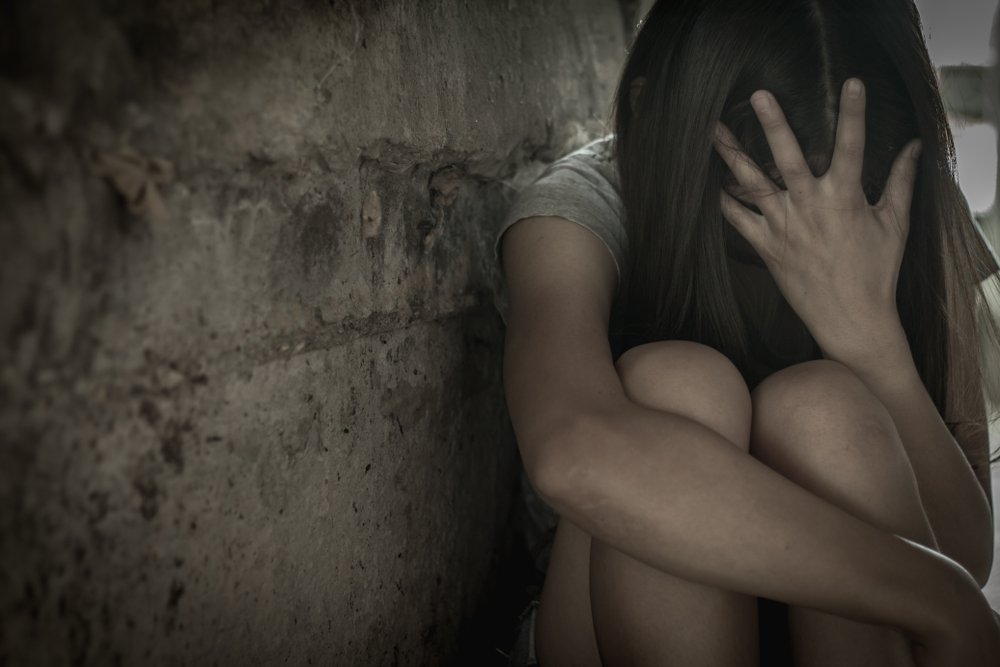 Mujer sentada y triste. Fuente: Shutterstock Mujer sentada y triste. Fuente: Shutterstock