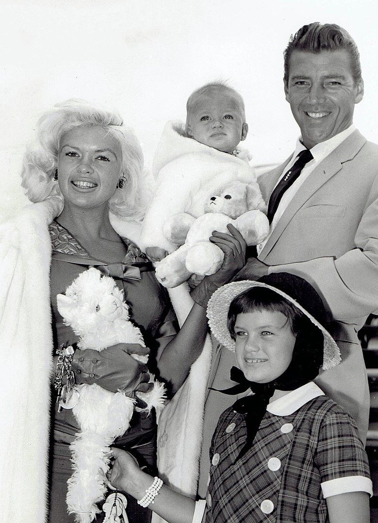 Jayne Mansfield, Mickey Hargitay, and their children in London in 1959 | Photo: Wikimedia Commons