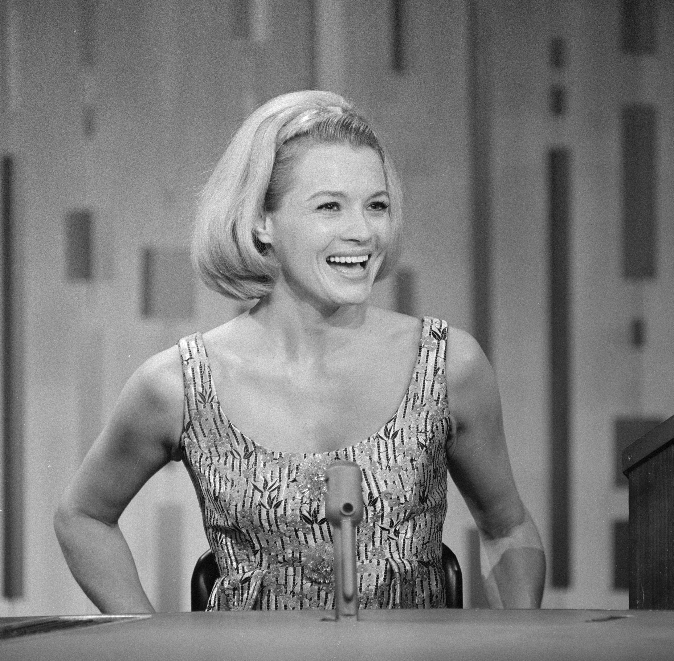 Angie Dickinson during a guest appearance on the CBS gameshow "Password" on September 23, 1964. | Source: Getty Images