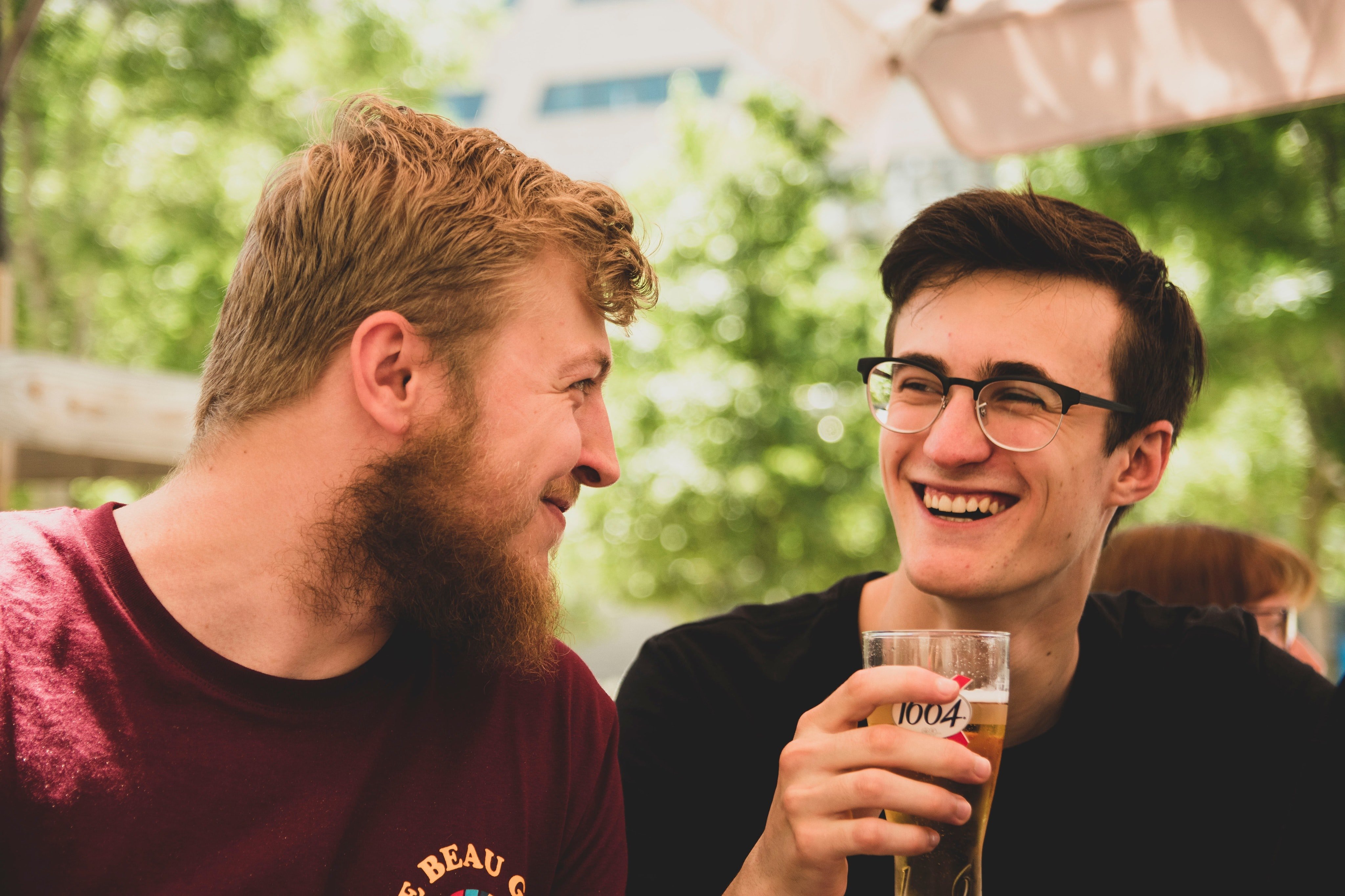 Dos hombres sonriendo mientras conversan. | Foto: Unsplash