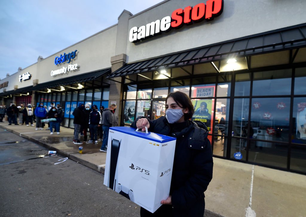 Ein Mann mit Gesichtsmaske verlässt "Game Stop" mit der neuen Play Station 5-Spielekonsole am Black Friday. (Foto von Aimee Dilger / SOPA Images / LightRocket) I Quelle: Getty Images