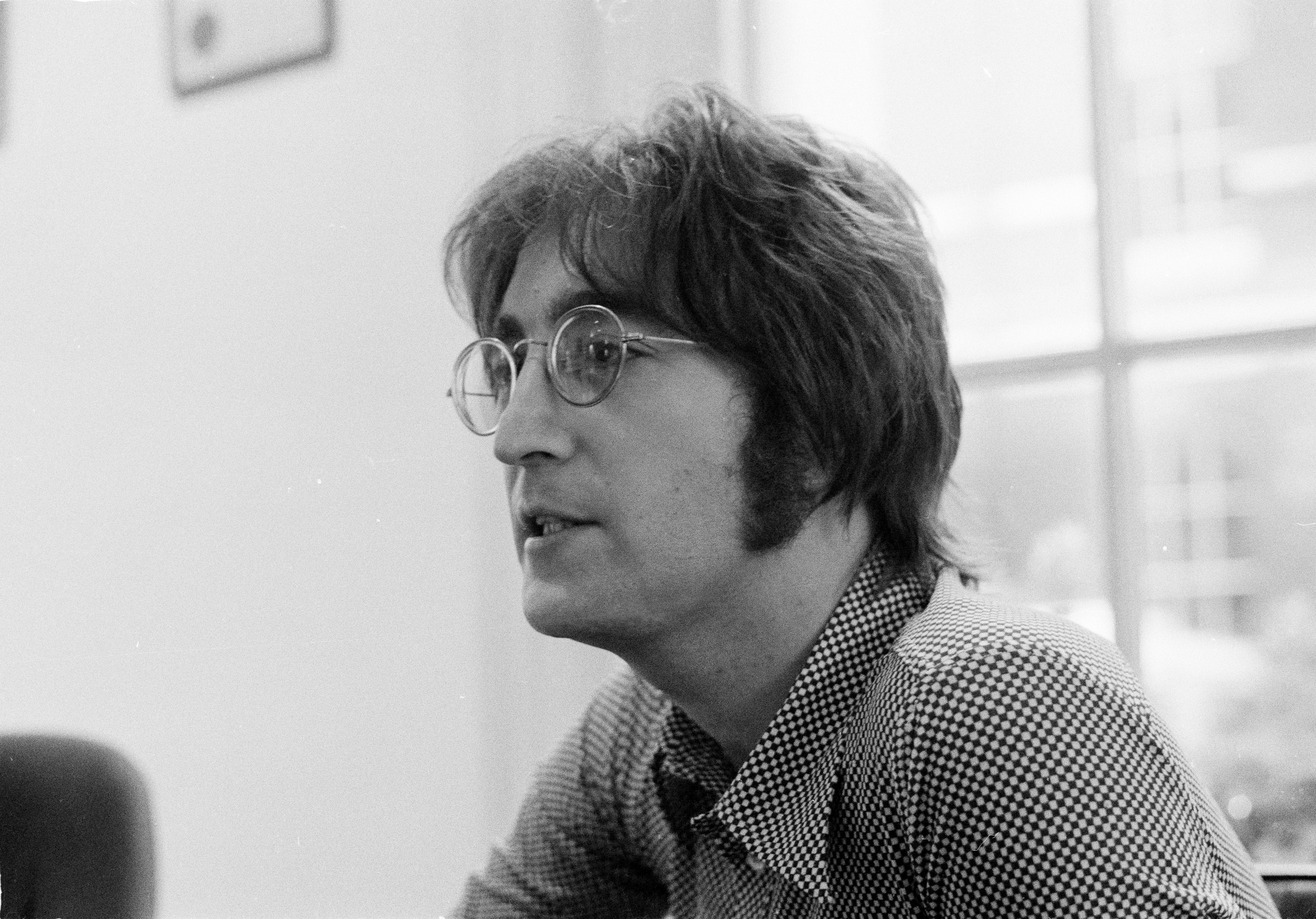 John Lennon being interviewed by journalist Steve Turner of Beat Instrumental magazine. | Source: Getty Images