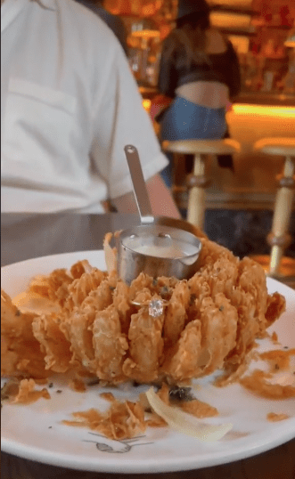 A man proposes to his girlfriend with fried onions. | Source:  tiktok.com/www.allie.com