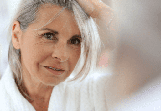 Une dame avec de cheveux blancs. | Photo : selection.ca