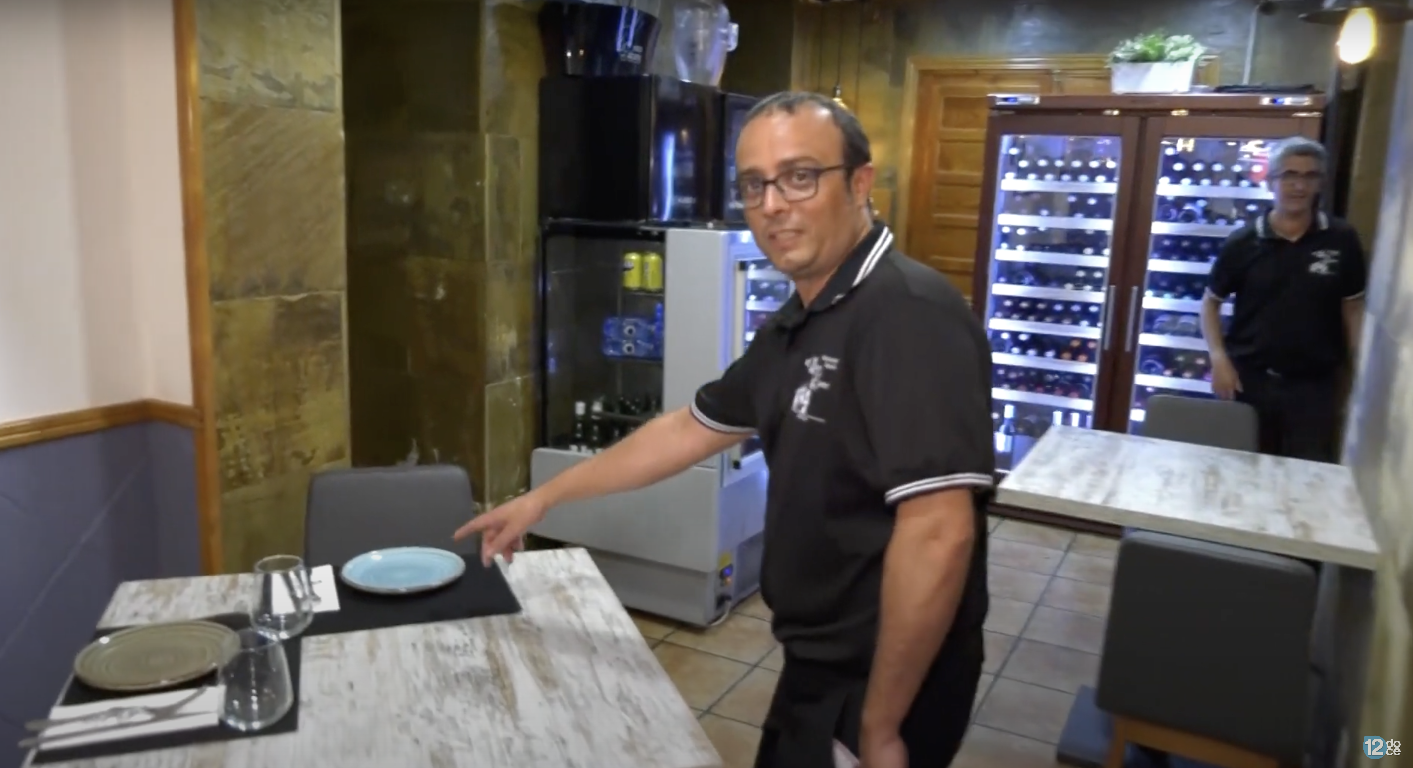 Moisés Doménech, owner of the restaurant El Buen Comer, shows the table where Aidas dined, as seen in a video dated September 21, 2023 | Source: youtube.com/12tv_es