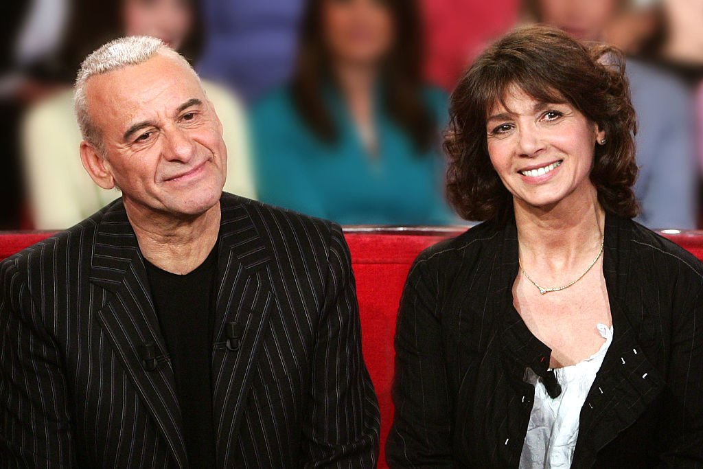 Michel Fugain et sa femme Stéphanie sur le plateau de l'émission "Vivement Dimanche". | Photo : Getty Images