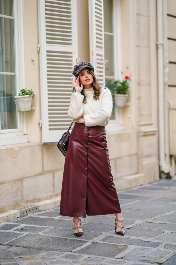 Sara Carnicella trägt am 14. November 2020 in Paris, Frankreich, einen weißen Wollpullover von Natan, einen burgunderfarbenen Lederrock von Natan und spitze Schuhe von Valentino. | Quelle: Getty Images