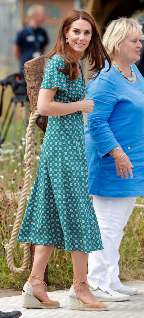 Kate Middleton luciendo su calzado veraniego. | Foto: Getty Images Kate Middleton luciendo su calzado veraniego. | Foto: Getty Images