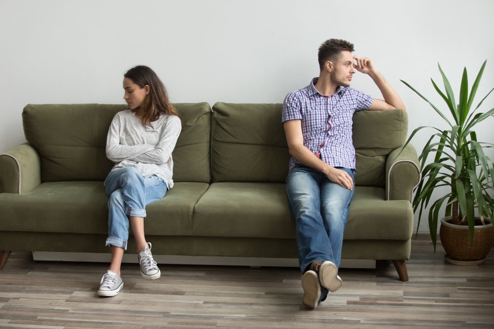 Pareja distanciada en el sofá. | Foto: Shutterstock