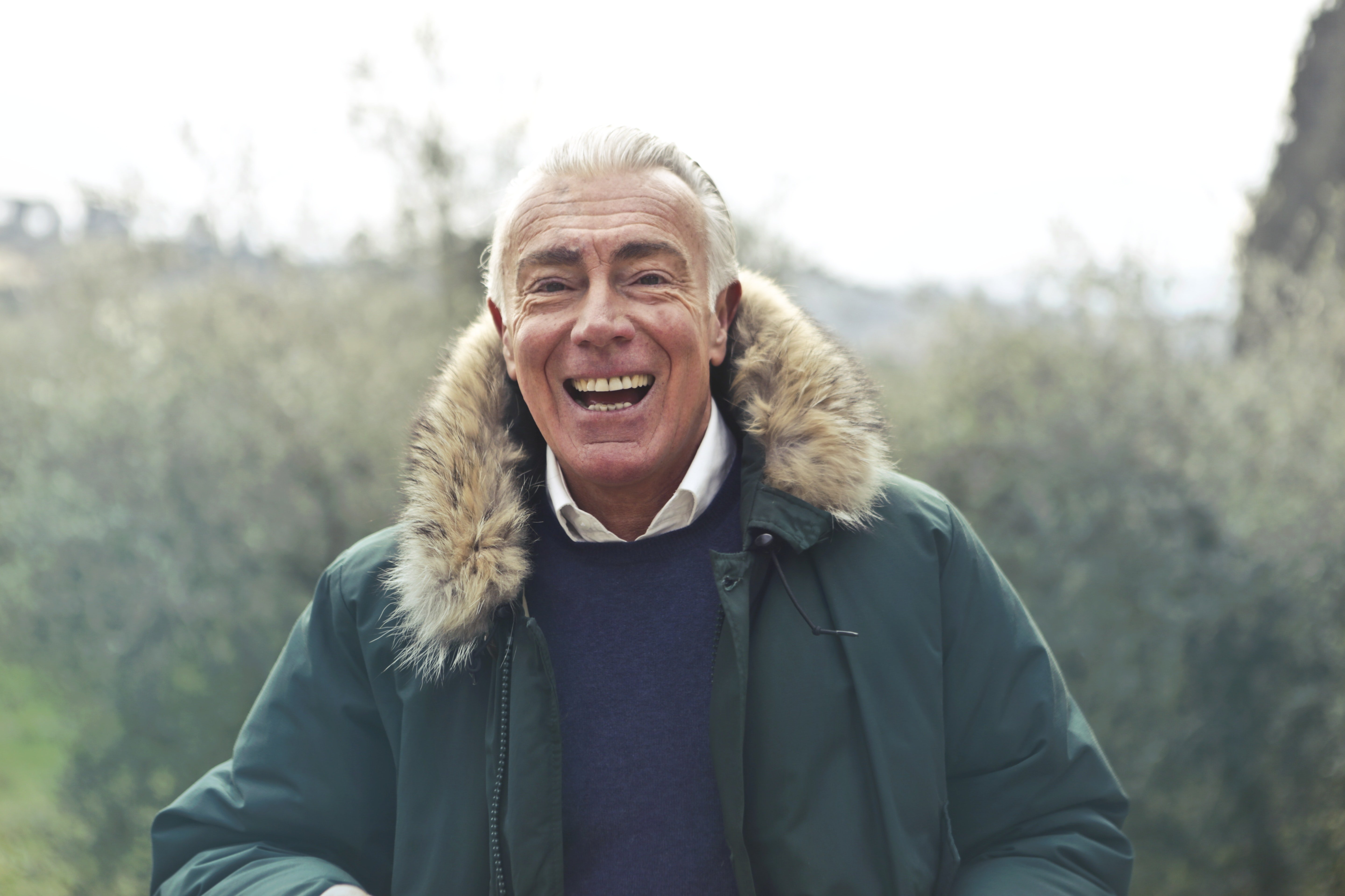 Un hombre mayor con ropa de invierno sonrie feliz. | Foto: Pexels