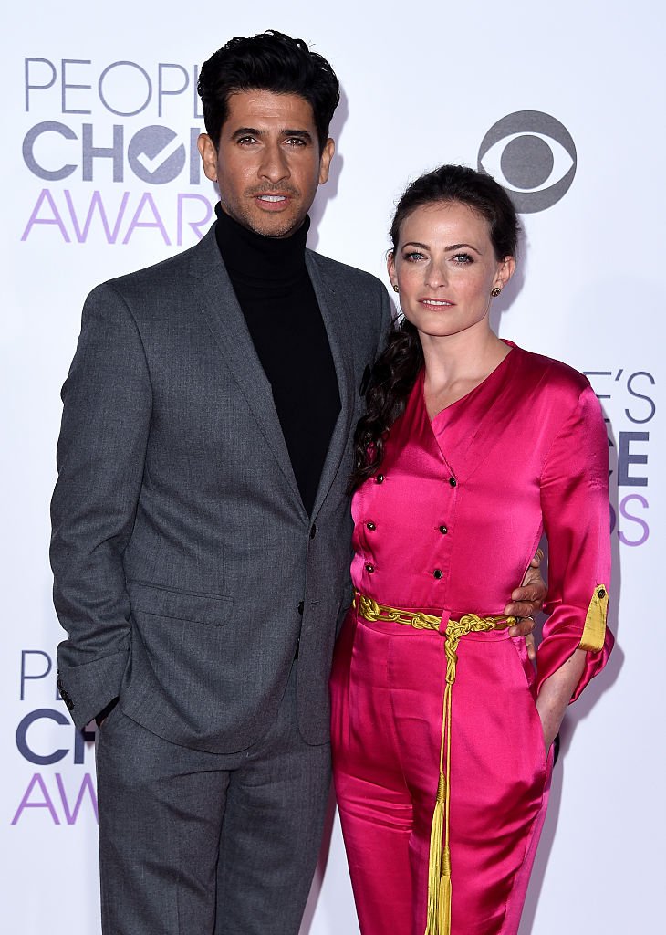 Raza Jaffrey and Lara Pulver attend the People's Choice Awards 2016 at Microsoft Theater on January 6, 2016 in Los Angeles, California.  | Photo: GettyImages