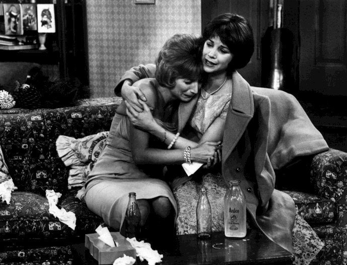 Publicity photo of Cindy Williams and Penny Marshall from the television show Laverne and Shirley. | Source: Wikimedia Commons