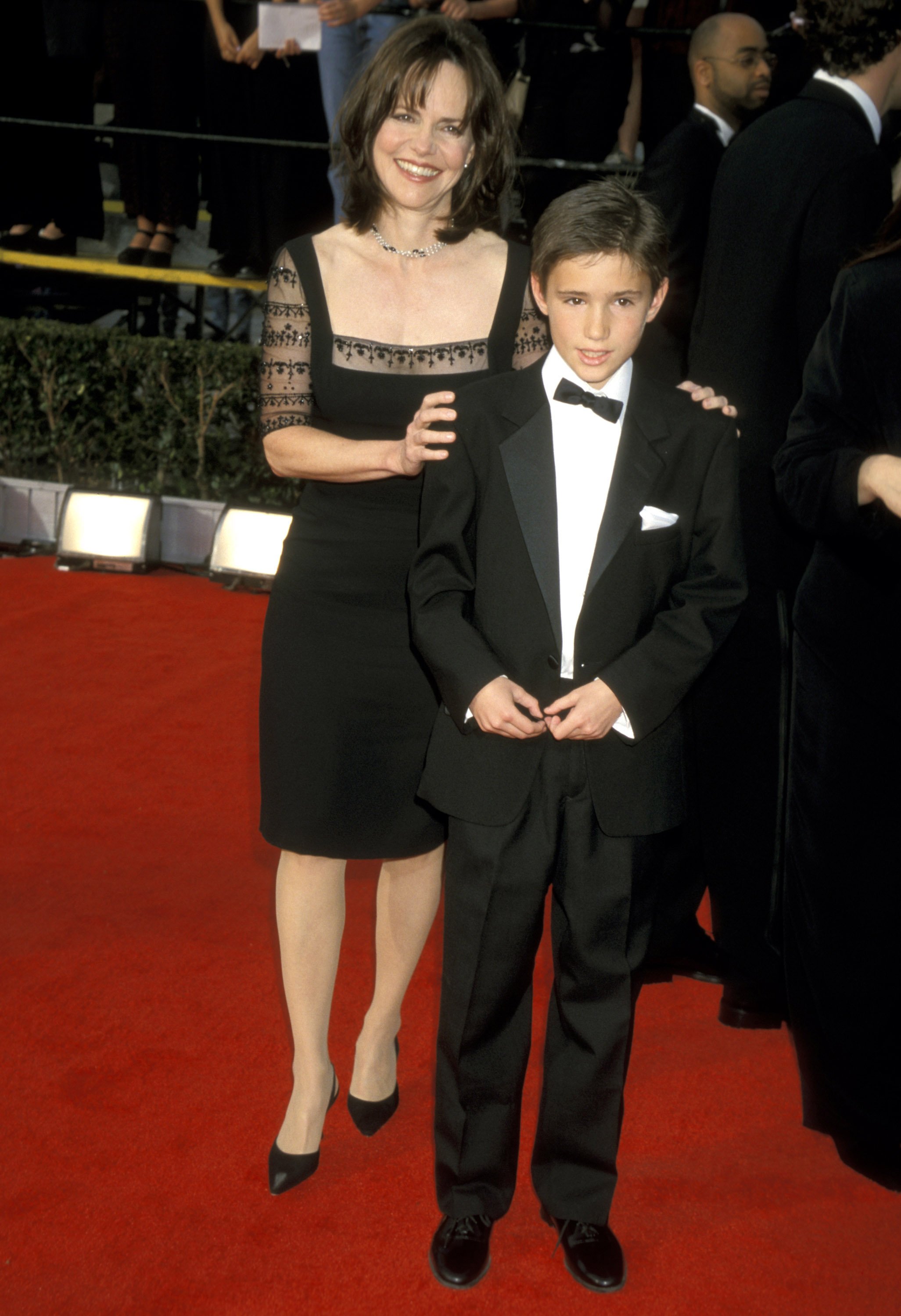 Sally Field and her son Samuel Greisman during the 6th Annual Screen Actors Guild Awards in Los Angeles, California, on March 12, 2000 | Source: Getty Images