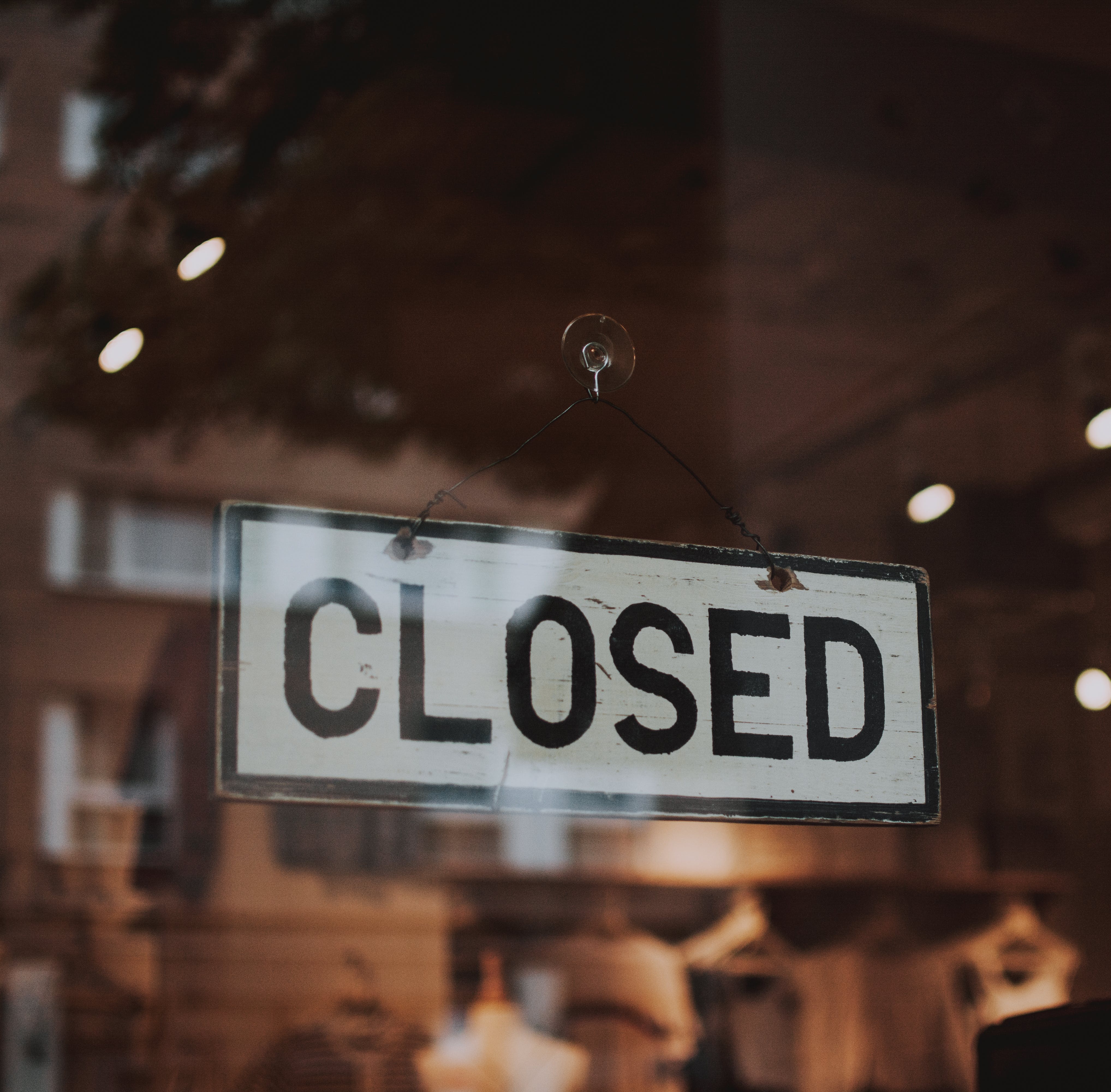 Closed signage. | Source: Pexels